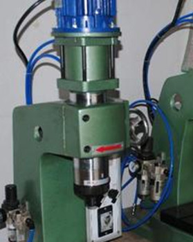 為什么氣壓鉚接機使用中鉚釘會發燙？