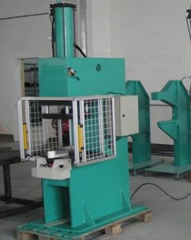 汽車行業如何運用鉚接機提高組件質量和生產效率？