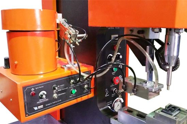 自動(dòng)送料鉚接機(jī)不僅安裝方便且提高生產(chǎn)效率！ 圖1